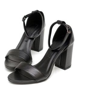 Sandałki na słupku czarne z paskiem klasyczne